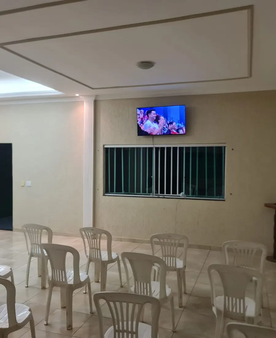 Sala de convivência com poltronas em roda da unidade em Contagem