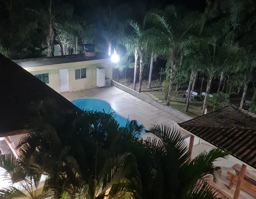 Piscina da unidade em Contagem ao entardecer
