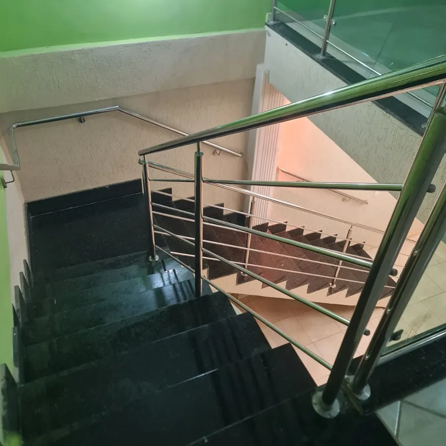 Escada de acesso entre os andares da unidade em Contagem