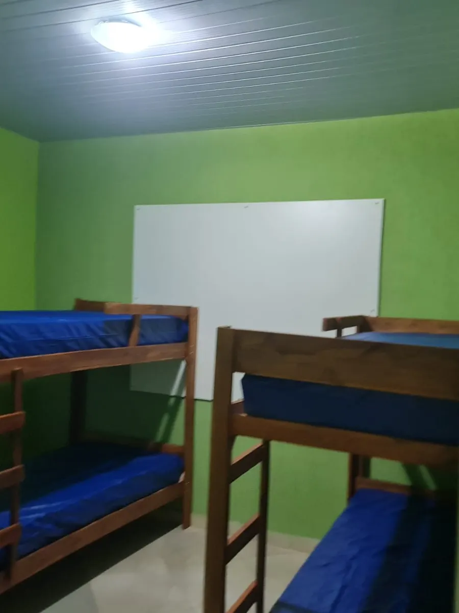 Dormitório com beliches da unidade em Contagem