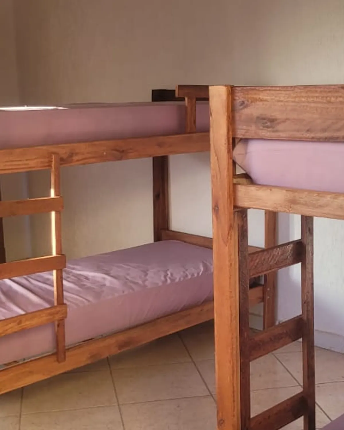 Quarto da unidade da Casa Travessia em Contagem, com luz natural